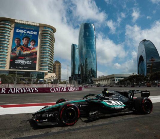 Russell in pole davanti a Leclerc a Baku, Antonelli out in qualifica
