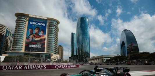 Russell vince a Baku davanti a Verstappen, 4° Leclerc e 5° Antonelli