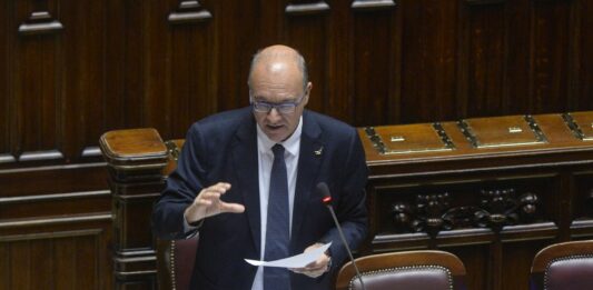 Scuola, Valditara “Sì a compiti su diario, stop a più verifiche lo stesso giorno”