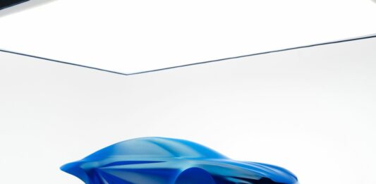 Alpine svela una scultura che evoca il design della futura A110