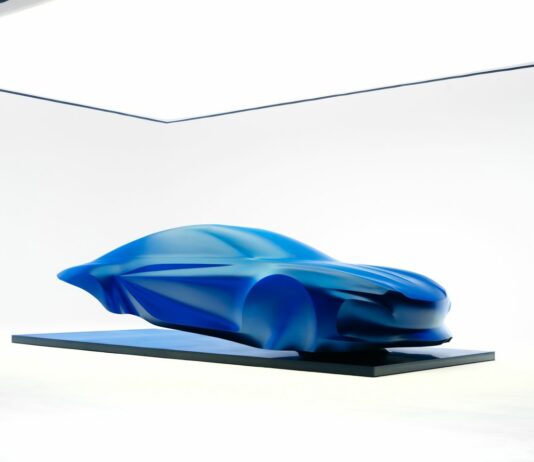 Alpine svela una scultura che evoca il design della futura A110