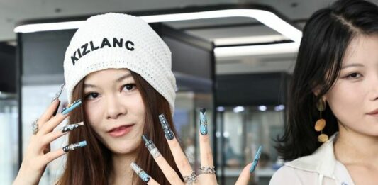 Dalla Cina a Milano, le unghie finte entrano nel mondo della moda