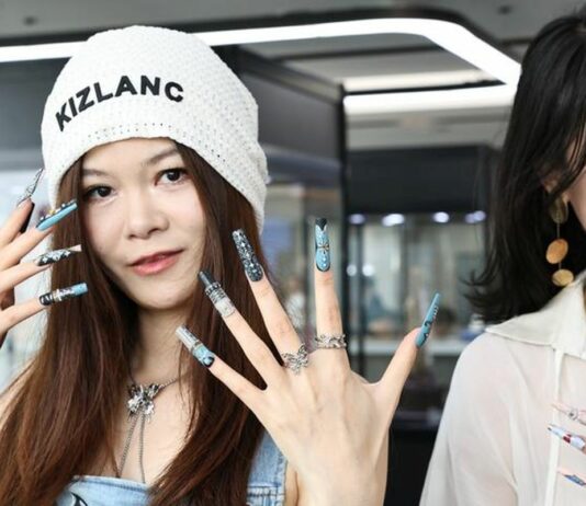 Dalla Cina a Milano, le unghie finte entrano nel mondo della moda