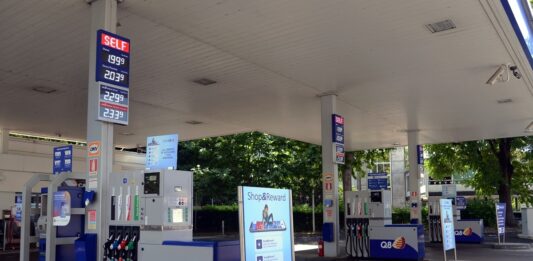 Carburanti, Q8 Italia fissa un tetto massimo ai prezzi per un mese da ottobre