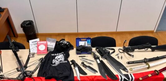 Trovato con manuali per ordigni e attentati terroristici, arrestato 17enne