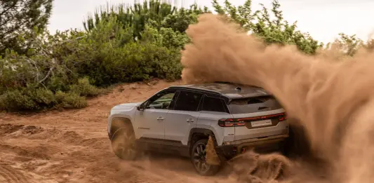 Nuova Jeep Compass 4xe protagonista a Rom-E 2026