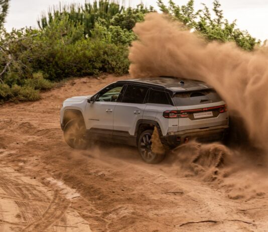 Nuova Jeep Compass 4xe protagonista a Rom-E 2026
