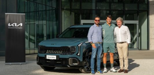 Kia Italia consegna una Seltos a Luciano Darderi