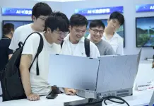 Cina, gli utenti dell’IA generativa superano quota 700 milioni
