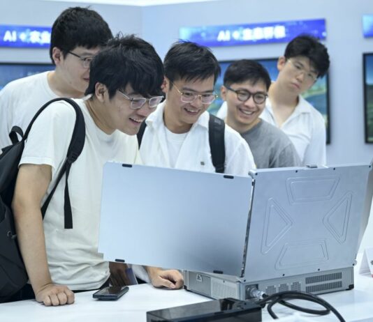 Cina, gli utenti dell’IA generativa superano quota 700 milioni