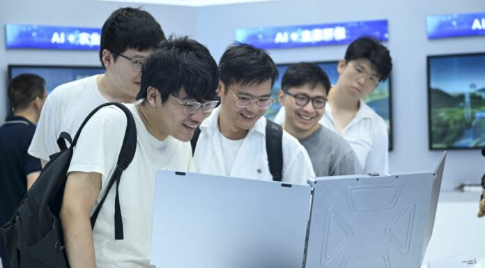 Cina, gli utenti dell’IA generativa superano quota 700 milioni