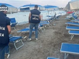 La Guardia di Finanza scopre stabilimento balneare abusivo nel Cosentino, una denuncia