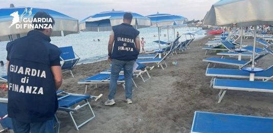 La Guardia di Finanza scopre stabilimento balneare abusivo nel Cosentino, una denuncia