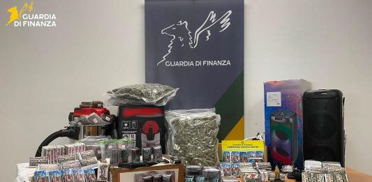 Sequestrati 33 kg di droga a Genova, erano nascosti in aspirapolveri e casse acustiche