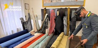 La GDF di Cremona scopre una filiera del falso, sequestrati 7mila metri quadrati di tessuti