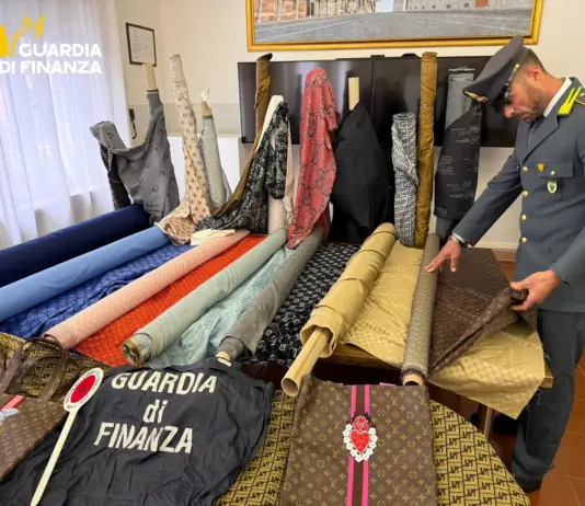 La GDF di Cremona scopre una filiera del falso, sequestrati 7mila metri quadrati di tessuti
