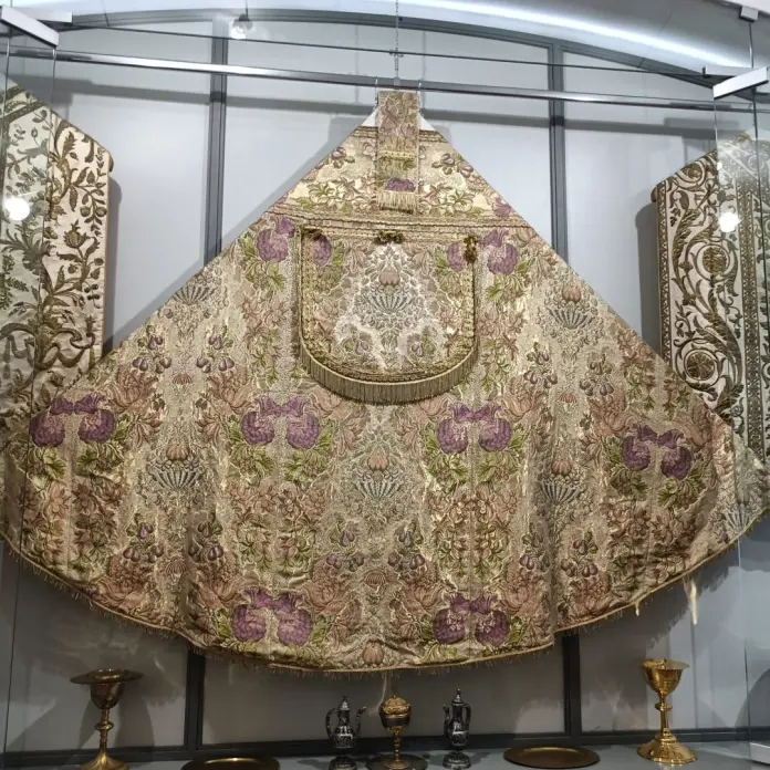 4. Coperta da letto del cardinale Alberoni in tela indiana, con ricami in sete policrome