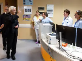 Mattarella visita la ‘Stanza Rosa’ dell’ospedale di Grosseto: “Violenza sulle donne un’emergenza di primaria importanza” / Video