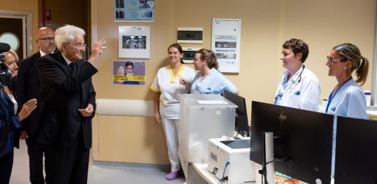 Mattarella in visita alla ‘Stanza Rosa’ dell’ospedale di Grosseto: “La violenza nei confronti delle donne è un’emergenza di primaria importanza”