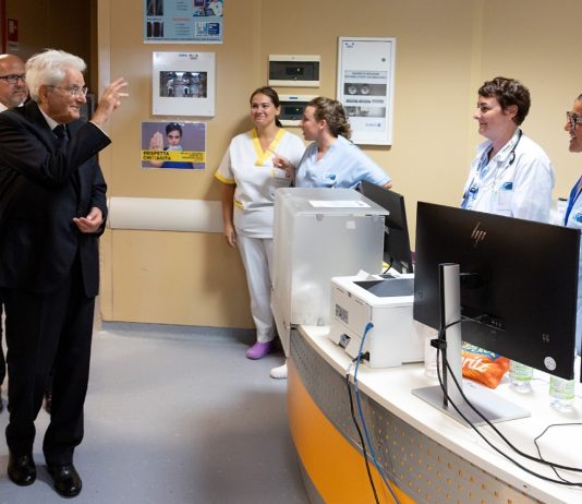 Mattarella visita la ‘Stanza Rosa’ dell’ospedale di Grosseto: “Violenza sulle donne un’emergenza di primaria importanza” / Video
