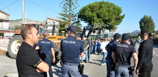 Caro carburanti, un gruppo di agricoltori blocca la statale Palermo-Agrigento