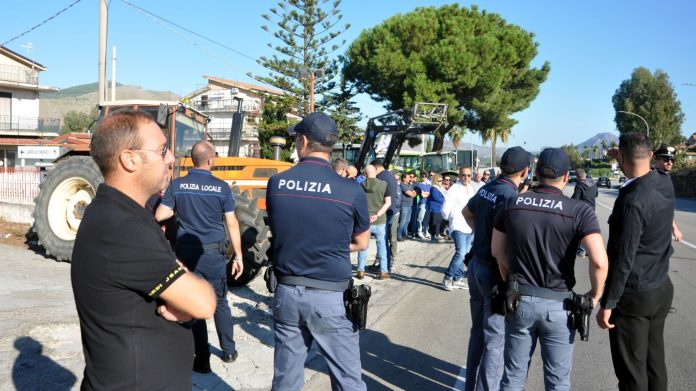 Palermo, caro carburante, gli agricoltori protestano e bloccano la statale Palermo-Agrigento