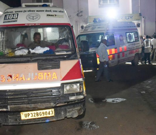 India, crolla un edificio di 5 piani a Nuova Dehli: 6 morti, si scava sotto le macerie