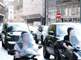 Abolito il bollo per auto piccole e medie e motocicli, Meloni: “Cancellata una tassa odiosa”. Taglio delle accise fino al 5 ottobre