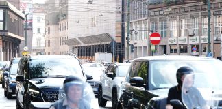 Abolito il bollo per auto piccole e medie e motocicli, Meloni: “Cancellata una tassa odiosa”. Taglio delle accise fino al 5 ottobre