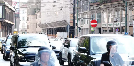 Abolito il bollo per auto piccole e medie e motocicli, Meloni: “Cancellata una tassa odiosa”. Taglio delle accise fino al 5 ottobre