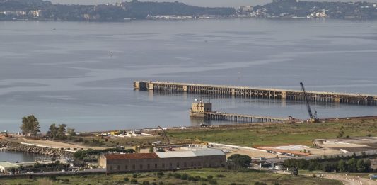 Protesta a Bagnoli contro i lavori per l’America’s Cup, bloccati i camion