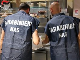 Blatte e carenze igienico-sanitarie, chiuso un bar-pasticceria a Catania