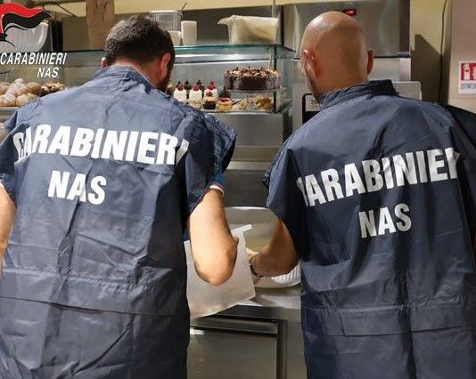 Blatte e carenze igienico-sanitarie, chiuso un bar-pasticceria a Catania