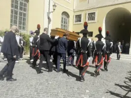In Campidoglio la camera ardente per l’ultimo saluto a Emma Bonino, sul feretro la bandiera dell’Ue / Video