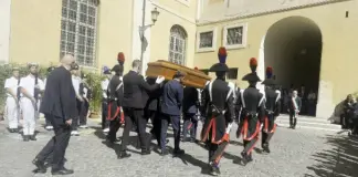 In Campidoglio la camera ardente per l’ultimo saluto a Emma Bonino, sul feretro la bandiera dell’Ue / Video