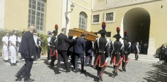 In Campidoglio la camera ardente per l’ultimo saluto a Emma Bonino, sul feretro la bandiera dell’Ue / Video