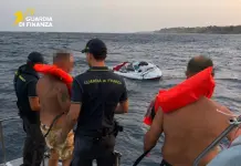 Naufragio nelle acque di Isola di Capo Rizzuto, diportisti tratti in salvo