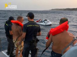 Naufragio nelle acque di Isola di Capo Rizzuto, diportisti tratti in salvo