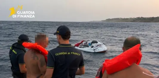 Naufragio nelle acque di Isola di Capo Rizzuto, diportisti tratti in salvo