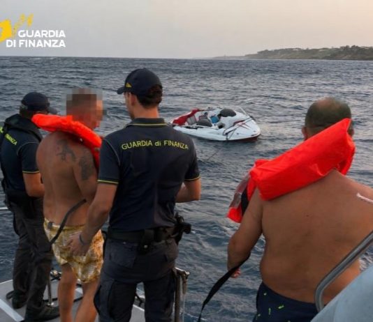 Naufragio nelle acque di Isola di Capo Rizzuto, diportisti tratti in salvo