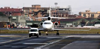 Alessandro Di Battista è rientrato in Italia, l’aereo partito da Cuba è atterrato a Ciampino