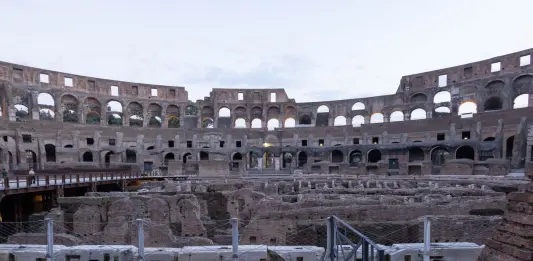 Precipita durante i lavori al Colosseo, morto un operaio. Meloni: “Inaccettabile morire così a 22 anni”
