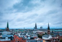 Allarme a Copenaghen per droni e pacco sospetto davanti all’ambasciata Usa, oggi il vertice Nato