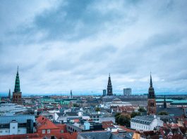 Allarme a Copenaghen per droni e pacco sospetto davanti all’ambasciata Usa, oggi il vertice Nato
