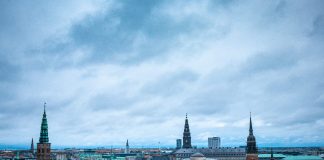 Allarme a Copenaghen per droni e pacco sospetto davanti all’ambasciata Usa, oggi il vertice Nato