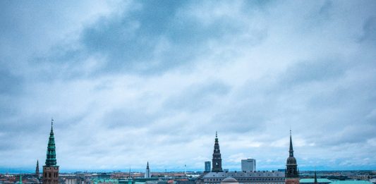 Allarme a Copenaghen per droni e pacco sospetto davanti all’ambasciata Usa, oggi il vertice Nato