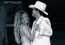 Karol G e Bruno Mars pubblicano il video del singolo “Still”