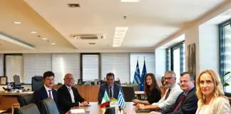 L’ambasciatore d’Italia in Grecia Paolo Cuculi incontra il ministro per le Migrazioni Plevris