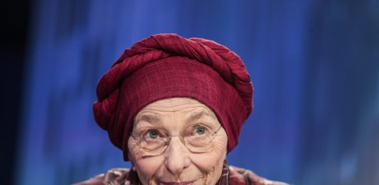Emma Bonino ricoverata in ospedale a Roma, accertamenti in corso al Santo Spirito. Il medico “E’ vigile e lucida”