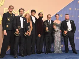 “Widow’s Bay” trionfa tra le commedie agli Emmy Awards 2026, “The Pitt” si conferma miglior dramma